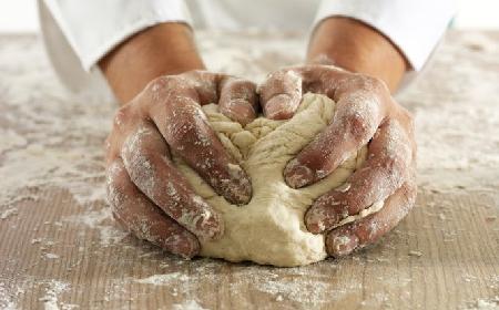 Jak zrobić ciasto na pizzę? Podajemy sprawdzony przepis
