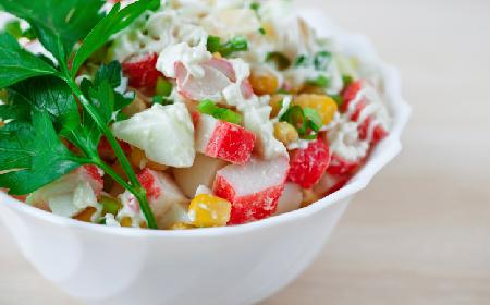 Sałatka z paluszków krabowych: przepis na danie w wersji light do sylwestrowego menu