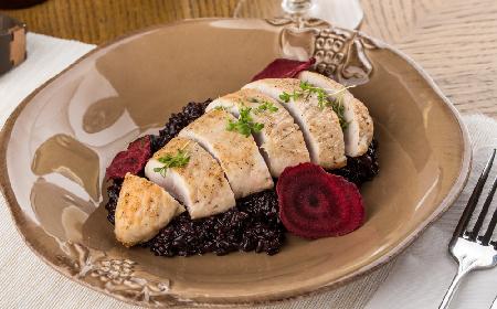 Pierś z indyka w buraczkach z menu beszamel