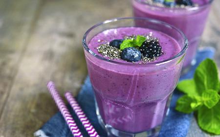 Jagodowe smoothie z nasionami chia - przepis na zdrowotny koktajl