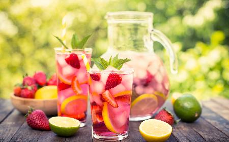 Lemoniada truskawkowa: jak przygotować lemoniadę z truskawek, cytryn i limonek?