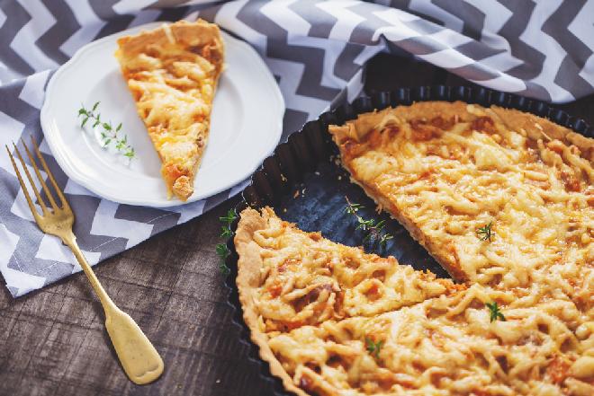 Tarta hamburgerowa: przepis na kruchy placek z mielonym mięsem