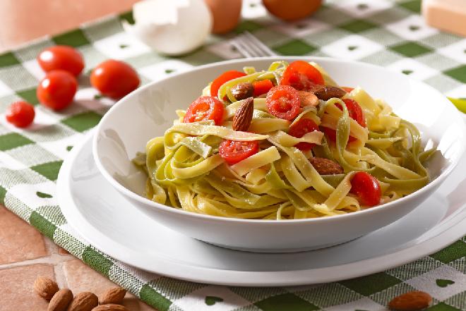 Tagliatelle z sosem migdałowym