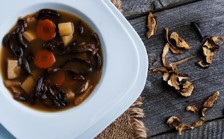 Zupa grzybowa: przepis na grzybową z łazankami