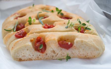 Pomidorowa focaccia: przepis na drożdżowy placek z pomidorami
