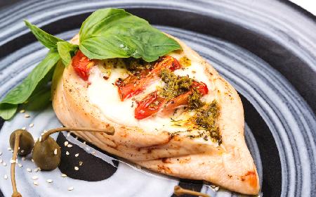 Pieczone piersi kurczaka nadziewane serem ricotta