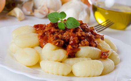 Gotowe gnocchi z sosem bolońskim: łatwy i pyszny obiad dla rodziny