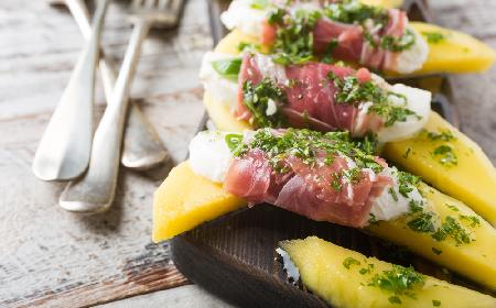 Szynka z mango - pyszna przekąska z egzotyczną nutą