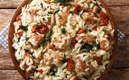 Makaron ORZO z kurczakiem: danie jednogarnkowe w 30 minut