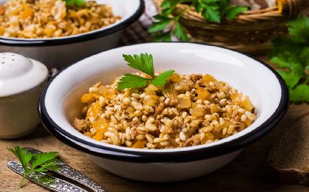 Kasza pęczak z mielonym mięsem i warzywami: tani i sycący obiad, lepszy niż risotto