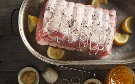 Wieprzowina pieczona w pomarańczach: przepis na pieczony schab lub boczek