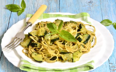 Makaron z cukinią i pesto