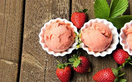 Babeczka z lodami truskawkowymi w sosie balsamicznym: przepis