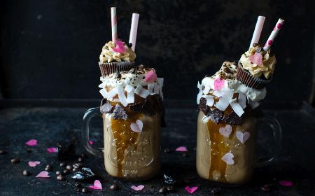 Freakshake kawowy z mleczkiem kokosowym i śliwkami kalifornijskimi