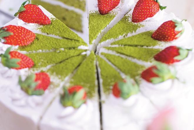 Tort Matcha: zielone ciasto z kremem śmietanowym