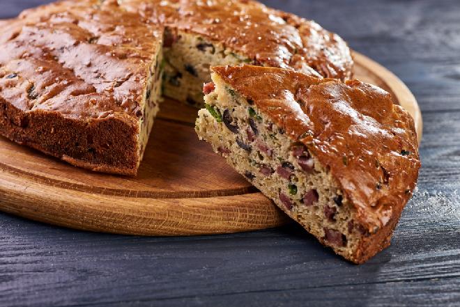 Wytrawne ciasto z warzywami: przepis na placek pizza