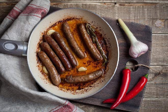 Wyśmienita biała kiełbasa gotowana w winie - proste danie w eleganckim wydaniu