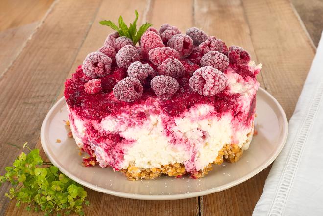 Delikatne ciasto z ryżu z malinami, bez pieczenia
