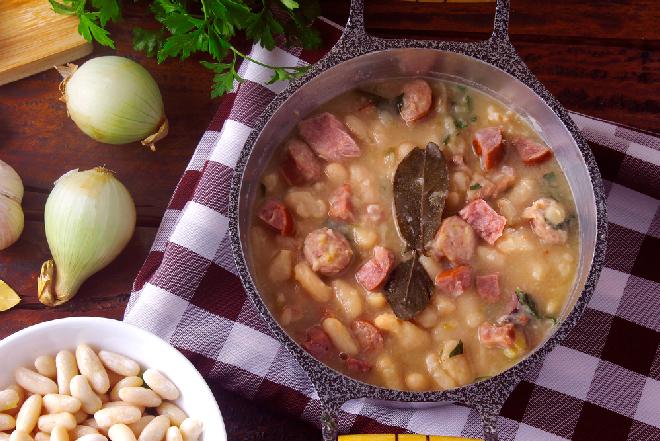 Zupa fasolowa - przepis na treściwą fasolówkę na wędzonce