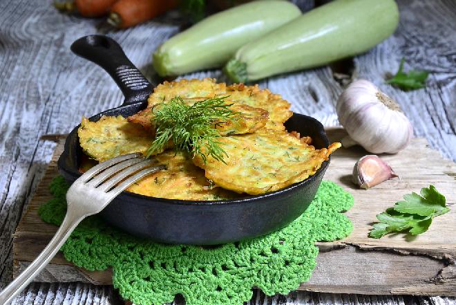Pieczone placuszki z cukinii i sera feta