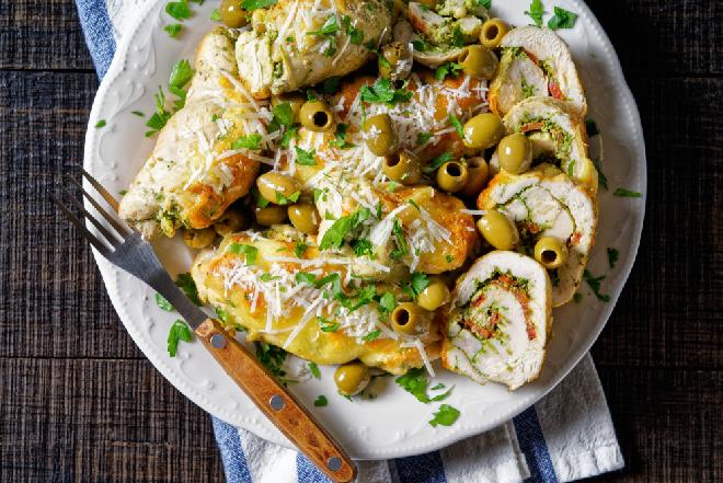 Rewelacyjne roladki drobiowe z pesto i suszonymi pomidorami: łatwe i smakowite