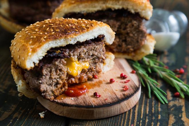 Hamburgery z serem - przepis na hit sezonu grillowego!