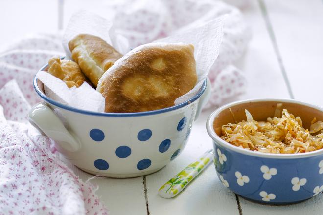 Pierożki drożdżowe ze świeżymi grzybami i kiszoną kapustą: przepis