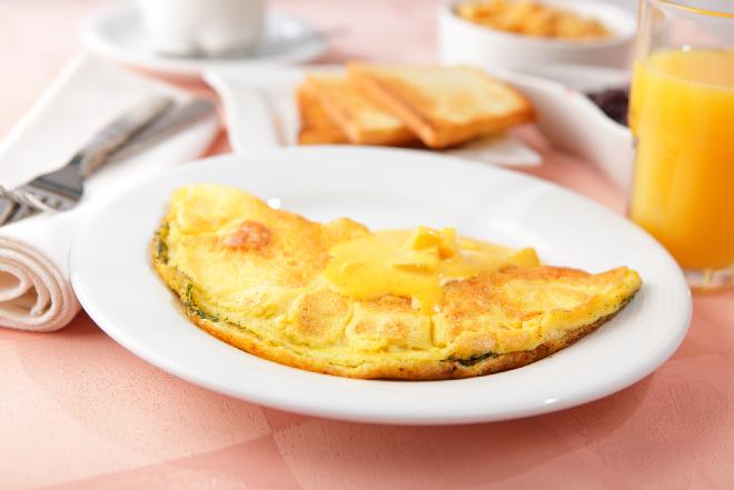 Omlet z szynką, cebulą i natką pietruszki