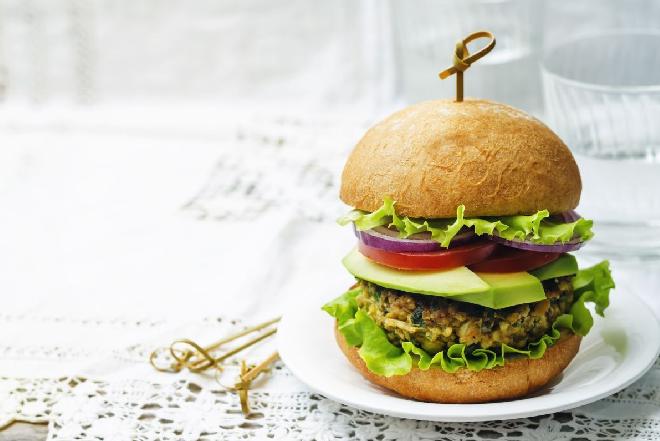 Bezmięsne burgery z ciecierzycy: przepis
